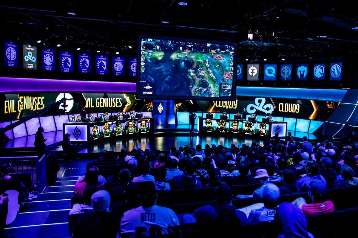 The Competitive World of LoL: Navigating Through Challenging Times in Esports