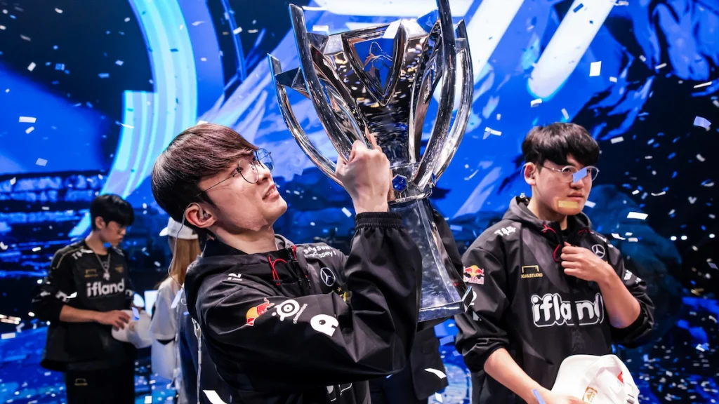 Worlds 2023 LoL Faker and trophy1